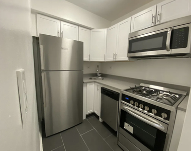 East 51st Street - Photo Thumbnail 4