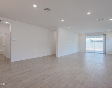 24192 W Hacienda Avenue - Photo Thumbnail 7