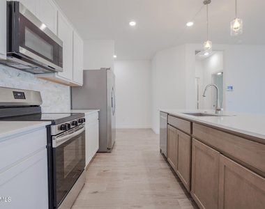 24192 W Hacienda Avenue - Photo Thumbnail 5