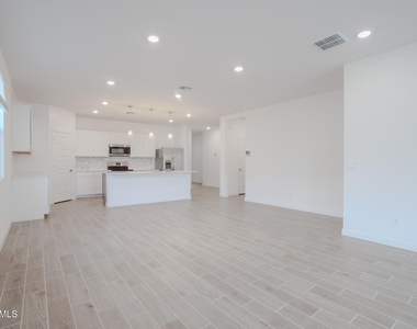 24192 W Hacienda Avenue - Photo Thumbnail 8