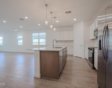 24192 W Hacienda Avenue - Photo Thumbnail 3