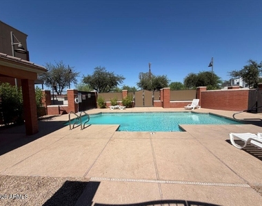 555 W 6th Street - Photo Thumbnail 19