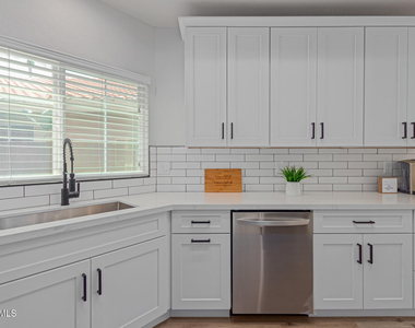 3225 E Briarwood Terrace - Photo Thumbnail 13