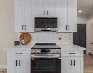 3225 E Briarwood Terrace - Photo Thumbnail 11