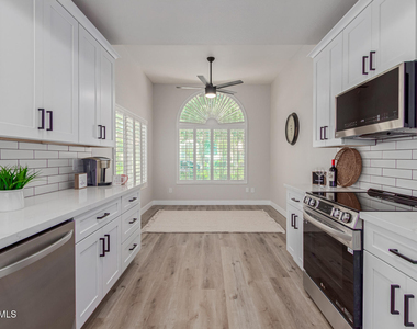 3225 E Briarwood Terrace - Photo Thumbnail 12