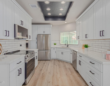 3225 E Briarwood Terrace - Photo Thumbnail 10