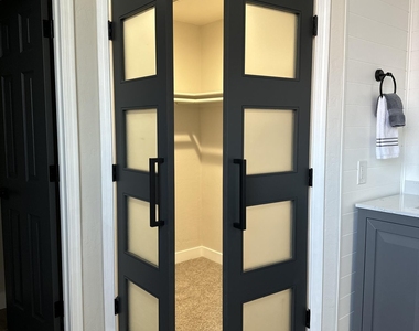 3225 E Briarwood Terrace - Photo Thumbnail 17