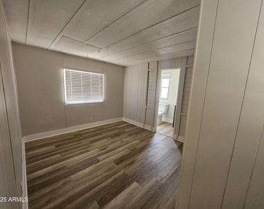1113 W Corinthian Circle - Photo Thumbnail 7