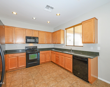 28450 N Castle Rock Drive - Photo Thumbnail 4
