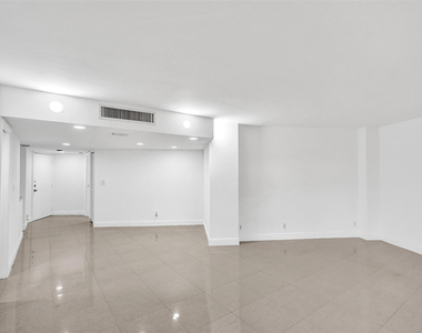 20400 W Country Club Drive - Photo Thumbnail 17