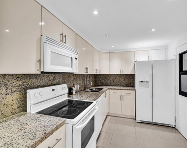 20400 W Country Club Drive - Photo Thumbnail 5
