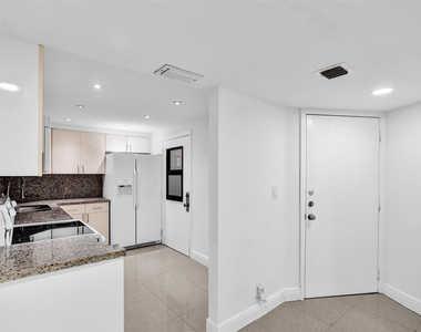 20400 W Country Club Drive - Photo Thumbnail 3