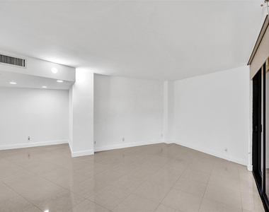 20400 W Country Club Drive - Photo Thumbnail 18