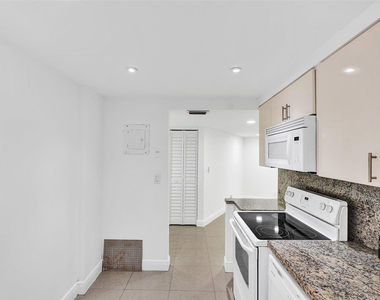 20400 W Country Club Drive - Photo Thumbnail 7