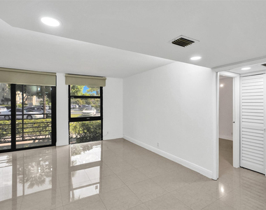 20400 W Country Club Drive - Photo Thumbnail 10