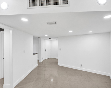 20400 W Country Club Drive - Photo Thumbnail 31