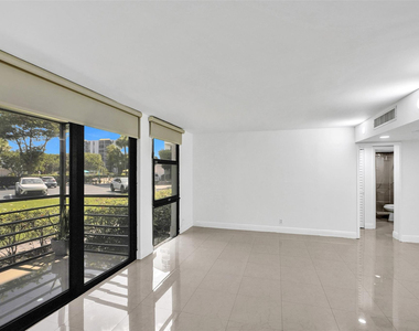20400 W Country Club Drive - Photo Thumbnail 11