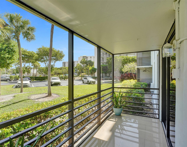 20400 W Country Club Drive - Photo Thumbnail 16