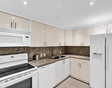 20400 W Country Club Drive - Photo Thumbnail 6