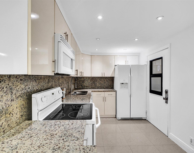 20400 W Country Club Drive - Photo Thumbnail 4