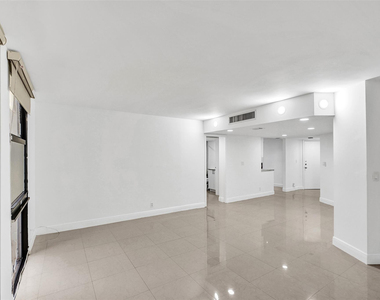 20400 W Country Club Drive - Photo Thumbnail 19