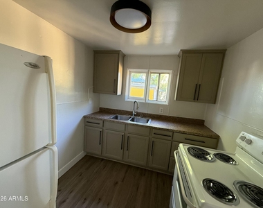 6021 W Gardenia Avenue - Photo Thumbnail 6