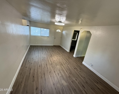 6021 W Gardenia Avenue - Photo Thumbnail 7