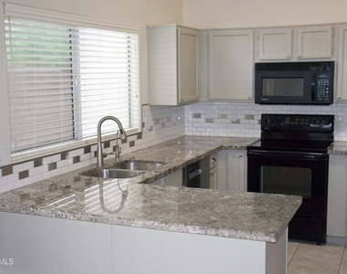 17228 N 40th Place - Photo Thumbnail 4