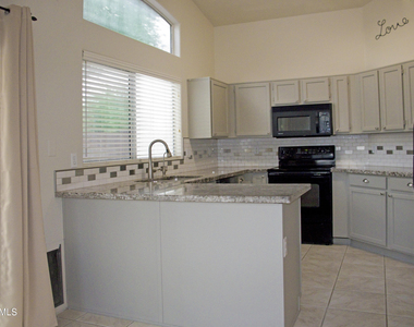 17228 N 40th Place - Photo Thumbnail 3