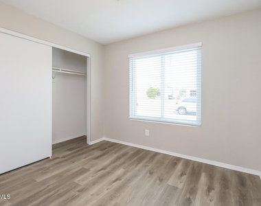 2326 E Devon Court - Photo Thumbnail 10
