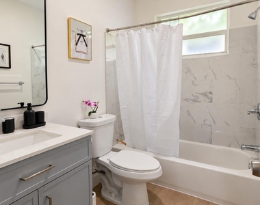 704 Ne 8th Street - Photo Thumbnail 3
