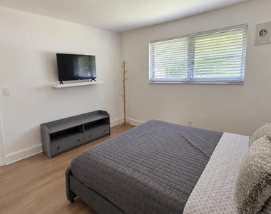 704 Ne 8th Street - Photo Thumbnail 5
