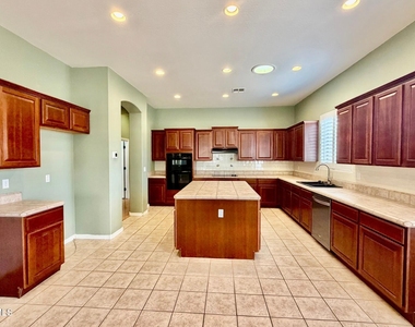 5916 W Fetlock Trail - Photo Thumbnail 4