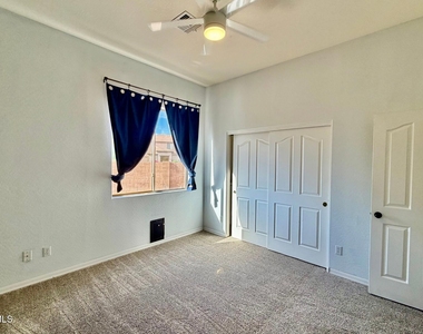 5916 W Fetlock Trail - Photo Thumbnail 13