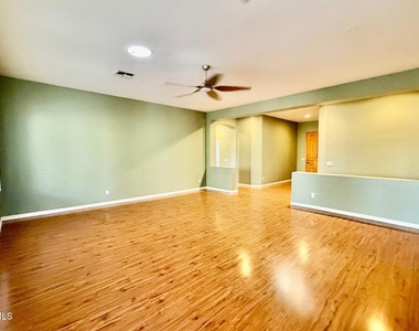 5916 W Fetlock Trail - Photo Thumbnail 10