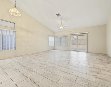 7529 W Sunnyside Drive - Photo Thumbnail 2