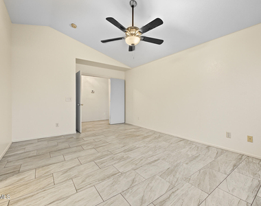 7529 W Sunnyside Drive - Photo Thumbnail 11