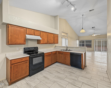 7529 W Sunnyside Drive - Photo Thumbnail 8