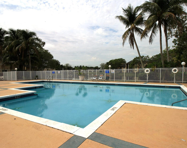 9477 Palm Circle N - Photo Thumbnail 8