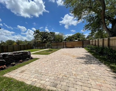 1564 Sw 28th Terrace - Photo Thumbnail 3
