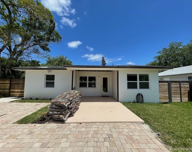 1564 Sw 28th Terrace - Photo Thumbnail 2