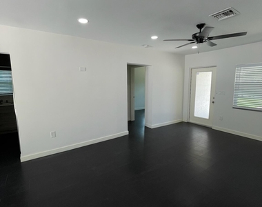1564 Sw 28th Terrace - Photo Thumbnail 11