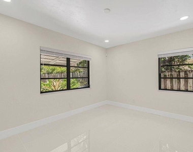 1615 S Federal Highway - Photo Thumbnail 9