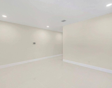 1615 S Federal Highway - Photo Thumbnail 4