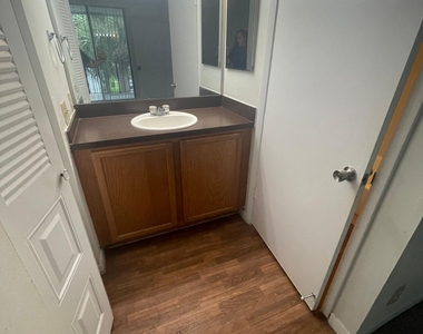 718 Executive Center Drive - Photo Thumbnail 8