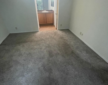 718 Executive Center Drive - Photo Thumbnail 6