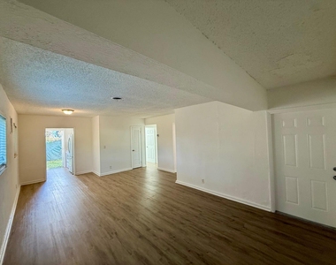 3221 Ne 7th Avenue - Photo Thumbnail 1