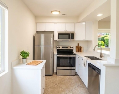 2713 Ne 33rd Avenue - Photo Thumbnail 1