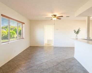 2713 Ne 33rd Avenue - Photo Thumbnail 3