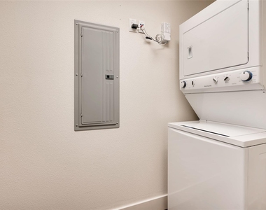928 Travis Avenue - Photo Thumbnail 7